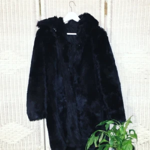  - Min julklapp i år coming ur way hehehhe ... Jag fick fel storlek av mor och far och sen var den helt slutsåld :-( pris i butik är 900 kronor så halva priset.   Fluffigaste lilla (STORA) fake fur med luva och mysiga fickor :----) luv it.   FRI FRAKT 💌   FÖREDRAR SWISH ❗❗❗