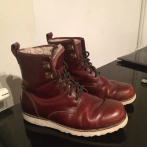  - Hej!

Säljer dessa Ugg skor (för män) strl 43. Varmtfodrade och vattentäta, vi har bytt skosnören så det är de gröna som gäller, som syns på bilden. Man kan självklart köpa egna för att göra det till sin egen stil.

Dessa skor sviker aldrig i vintervädret, bra grepp mot halka också! 

Nypris 3700 kr! 