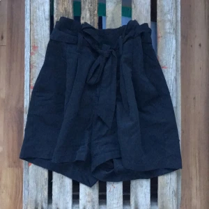  - Söta midjehöga shorts från hm med fickor, får att knyta runt midjan.