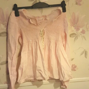  - Odd molly blus ljusrosa med lite glitter på bröstet.    skriv ett meddelande vid eventuella frågor:)  