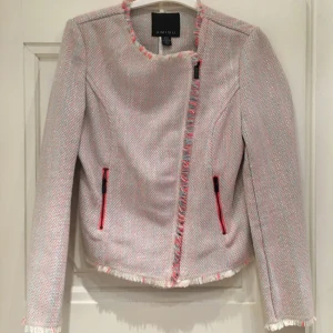  - Kavaj i storlek 38, använd endast en gång! Kan användas som tunnare jacka på sommaren 🌼 Skickas, köparen står för frakten 💌