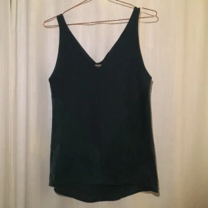  - Mörkgrönt linne från Whyred. 200kr inklusive frakt.