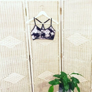  - Calvin Clein sport BH köpt i NY i somras!! Använd 1 gång i provrummet hehe, känner att den inte passar så bra som den skulle gjort på någon annan 😭 
Det är inlägg i toppen för de som gillar det och den sitter otroligt bra för folk med både stora och små bröst 🐭🐭 Tanken var dock inte att använda den i sportsliga sammanhang då jag inte är särskilt sportig av mig utan bara som en snygg top! Ni får ju såklart göra som ni vill 💯💯🔥

FRI FRAKT 💌