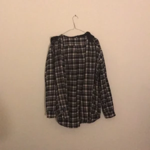  - Snygg skjorta med luva, bra skick.