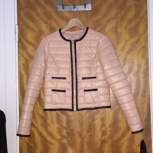  - Snygg tunn täckjacka till våren från Vero Moda. Aldrig använd. 