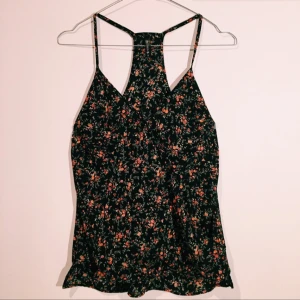  - Jättefin blommig omlott-top, inköpt i USA. Använd 1 gång. 