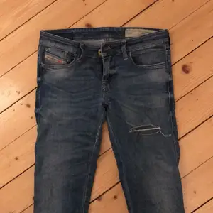 Jeans från diesel, två av hylsorna har typiskt lossnat, annars fint skick. Tighta och stretchiga 👩🏽👩🏼 ink. Frakt