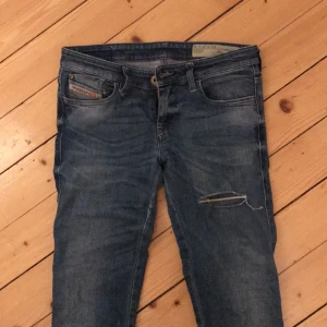  - Jeans från diesel, två av hylsorna har typiskt lossnat, annars fint skick. Tighta och stretchiga 👩🏽👩🏼 ink. Frakt