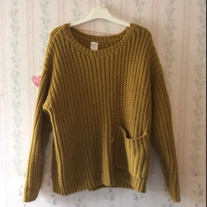  - Senapsgul oversize stickad tröja från Monki, använd ett fåtal gånger. Nypris 300 kr. Köparen står för frakt.