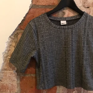  - Magtröja från Gina, aldrig använt den, är inte modig nog att ha magtröja men tycker den är grymt snygg! 
Storleken är large, men den sitter riktigt bra på någon som brukar ha storlek 38 på tröjor! 