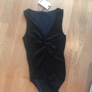  - Oanvänd sammetsbody från Bikbok , prislapp kvar 