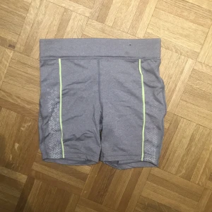  - Snygga aldrig använda träningsshorts pga för små, från COTTONON body 