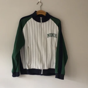  - Tröja från Nike i storlek small Kan skickas eller mötas upp i Göteborg 