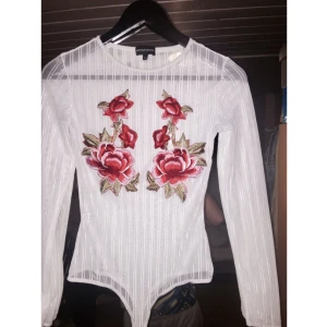  - Sjukt snygg body från asos! Nypris 499:- Kvitto finns kvar, den sitter riktigt snyggt utan kant på rumpan!