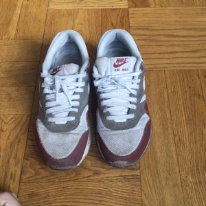  - Sneakers som blivit använda men är trots det i bra skick! Säljer pga platsbrist. Extremt sköna och fett snygga. 