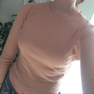  - Underbar topp i nude/rosa. Superskön och så snygg! 