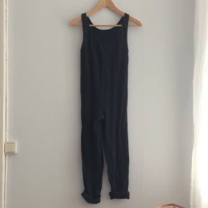  - jumpsuit / playsuit (lite sleten)  Skulle säga den passar bäst på en riktig sparris då den är stretchig men snyggast när den sitter löst.  Hämtas i centrala Göteborg eller skickas mot att köparen pröjar fraktkostnad.