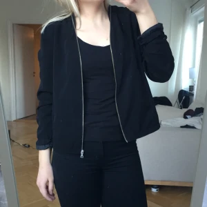  - Oversize bomberjacka från HM tunn och bra till sommarkvällarna 