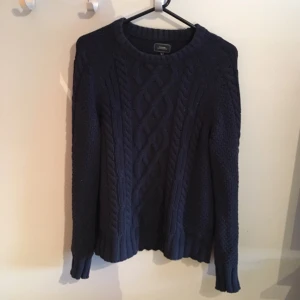  - En varm kabelstickad tröja av boomerang i storlek M, riktigt skön! 