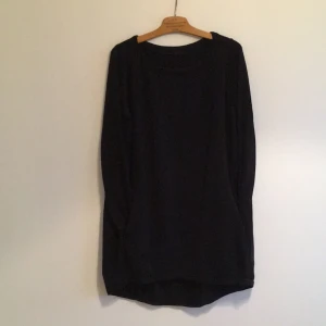  - Svart långtröja med fickor från Cos. Lite nopprig och det finns ett litet hål på höger sida som den händiga kan laga. 
Köparen står för frakten.