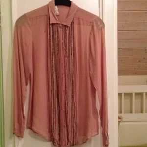  - Vacker hudfärgad/ljusrosa day-blus med pärlbroderier 