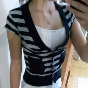  - Randig svart och grå kofta i storlek small, knappt använd. Kan mötas upp i city :)