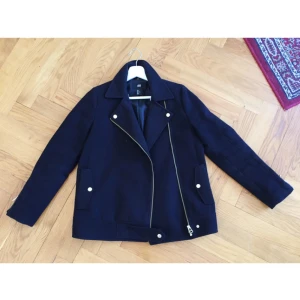  - Jättefin oversized jacka i färgen svart.  Hämtas på Gärdet eller fraktas. 