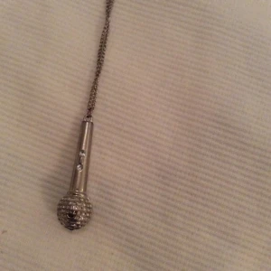  - Halsband med mikrofon med strass detaljer.
