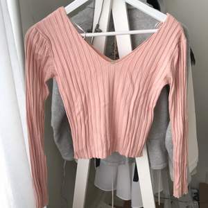 Mysig tröja från pull and bear, i en fin rosa färg. Storleken är M men passar även mig som är S. Aldrig använd.