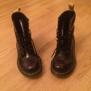 Dr Martens - Lila vegan Doctor Martens som är inköpta på Shock, dock var de fel storlek och därav säljer jag dem. De är använda max 15 gånger och är därav i väldigt fint skick.  Köparen står för frakten, betalning sker via Swish! ✨🐭🌹