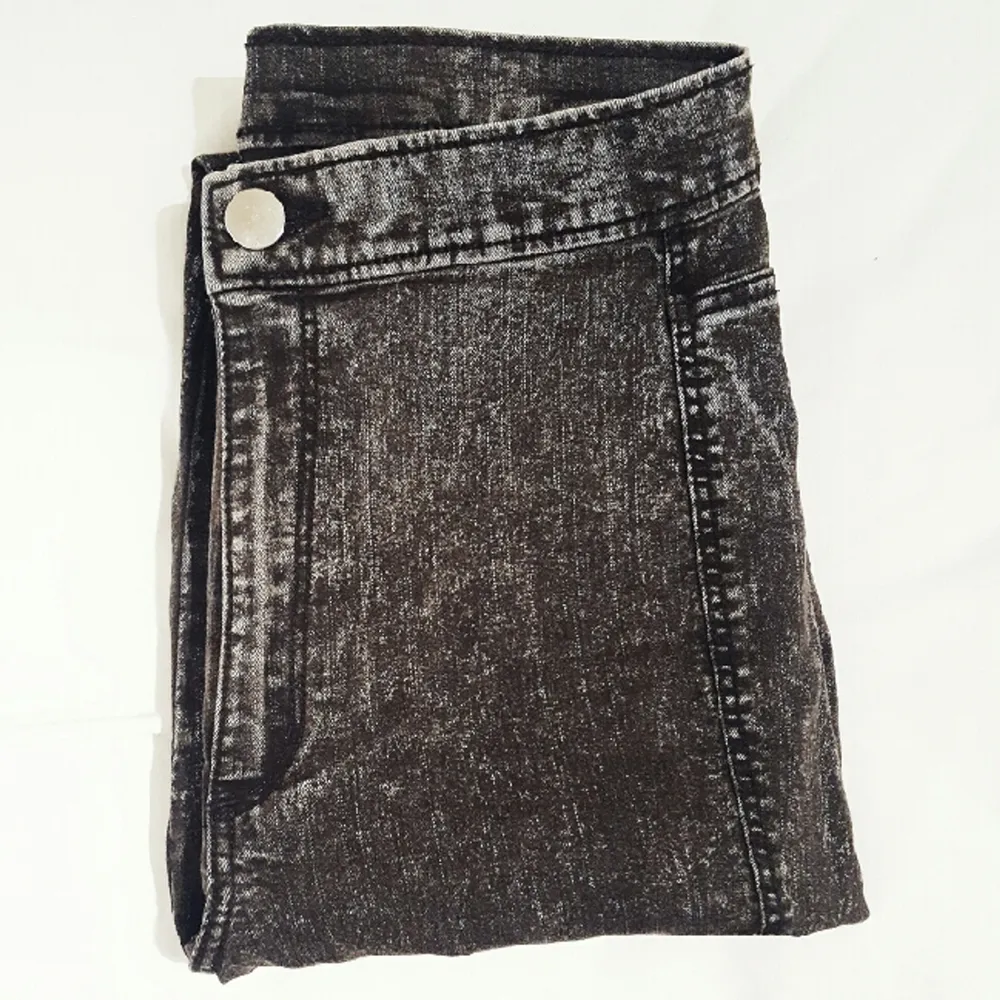 Stentvättade jeans i stretch från H&M                    Kontakta mig för fler bilder eller frågor!🌸. Jeans & Byxor.