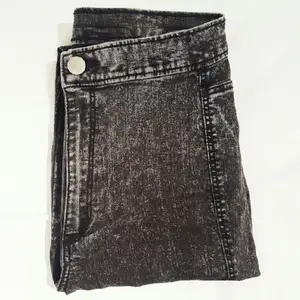Stentvättade jeans i stretch från H&M                    Kontakta mig för fler bilder eller frågor!🌸