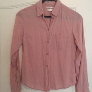 Skjorta från Filippa k i en snygg puderrosa färg. 