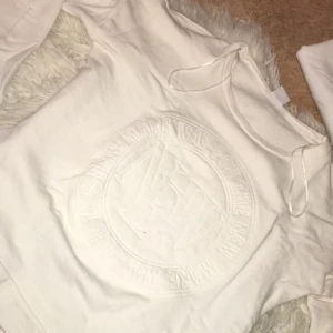  - Lite oversize tröja med märke i mitten. Knappt använd. Kan frakta! 