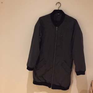  - Oversize lång bomberjacka köpt på Urban outfitters. Superbra skick då den knappt blivit använd! Säljer pga flytt. Bilderna är lite sena eftersom jag kämpande med att få med hela jackan :-) 

Skynda fynda!! Finns att hämta i Stockholm. Skickar gärna men köparen står för frakten :-)