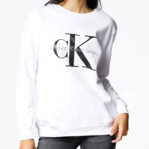  - Säljer min vita Calvin Klein
Använd ca 2ggr
Fick en grå därav säljes denna då den enbart ligger i garderoben.
Köparen betalar frakt!
