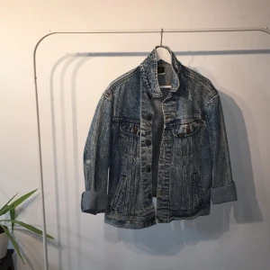  - Snygg vintage oversize jeansjacka!
Använd fåtal gånger! 
Skriv i chatten vid intress⚡️