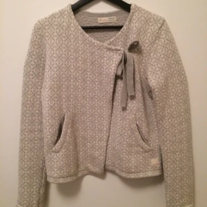  - Superfin Ny Odd Molly "Knitted Wings Cardigan"

Ordinarie pris 1895kr
Grå/vit 

Endast provad
Storlek 2 (ungefär en medium)