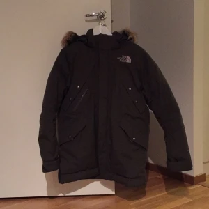  - Riktigt skön dun vinterparka från North Face. Trots vädret är man alltid varm i denna jacka! Fanatiskt skick, den är bara för lång för mig så det är dags att skaffa ny. Köptes 2012, originella priset var 4000kr (XXL). Kan mötas upp i Stockholm, annars betalar köparen frakten. 