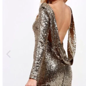  - Perfekta nyårsklänningen! Helt ny Chanelle Dress från DM Retro på Emporia, i Malmö. Aldrig använd. Prislapp + kvitto kvar 💗
