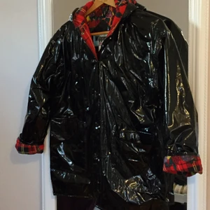  - Retro lackerad regnkappa med skotskrutigt foder! Varm och skön, skyddar bra mot regn. Ena fickan är lite trasig men det finns andra fickor och det syns inte så tydligt.