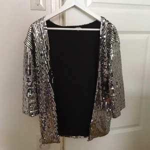  - Glittrig kofta från bikbok, sitter snyggt! Strl M men passar de flesta! 
