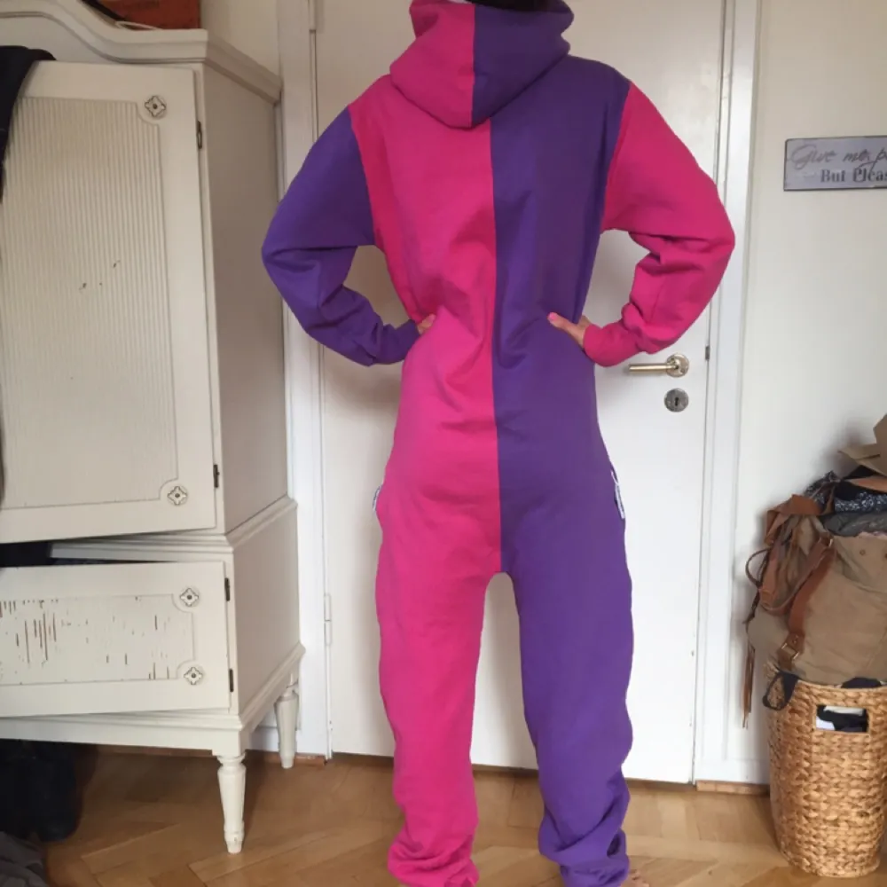 Galet härlig onepiece som tyvärr är för stor för mig som är en XS. Passar en lång S/M (som min roommate på bilden). Ett plagg man aldrig vill kliva ur!!. Övrigt.