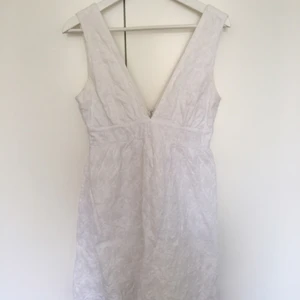  - Somrig klänning som v-ringad både fram och bak.. i storlek large men skulle säga att den även passar en medium, beroende på hur man är byggd. 🌼🌸🌼