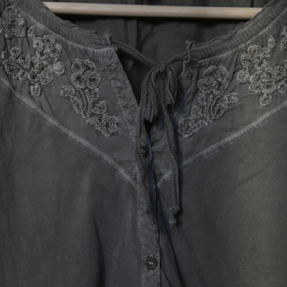 🌼 En grågrön detaljerad tröja med knappar framme i bra skick 🌼. Skjortor.