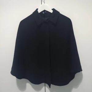  - Säljer världens coolaste och vackraste jacka i svart! Det är en poncho jacka🌸