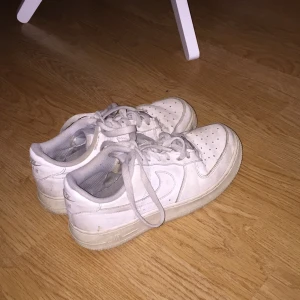  - Säljer mina älskade Nike air force 1 pga används inte längre. Bra skick, väldigt sköna att gå i, och riktigt snygga! Köpta för 800kr, säljes för 200. Kan mötas upp i Östersund, annars står du för frakten :)