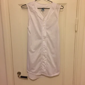  - Snyggt linne i sportig stil. Har använt det som lång skjorta/klänning. Så skön!