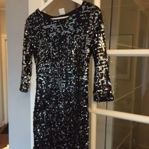  - Paljettklänning från Vero Moda. Nyskick.
