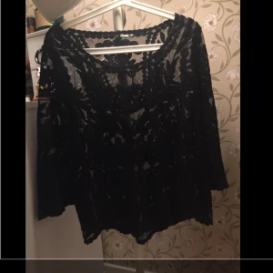  - Tröja i spets från H&M som är sparsamt använd! 


Kan mötas upp i Stockholm men föredrar frakt, då kan portot diskuteras! Bara höra av sig för fler bilder! 